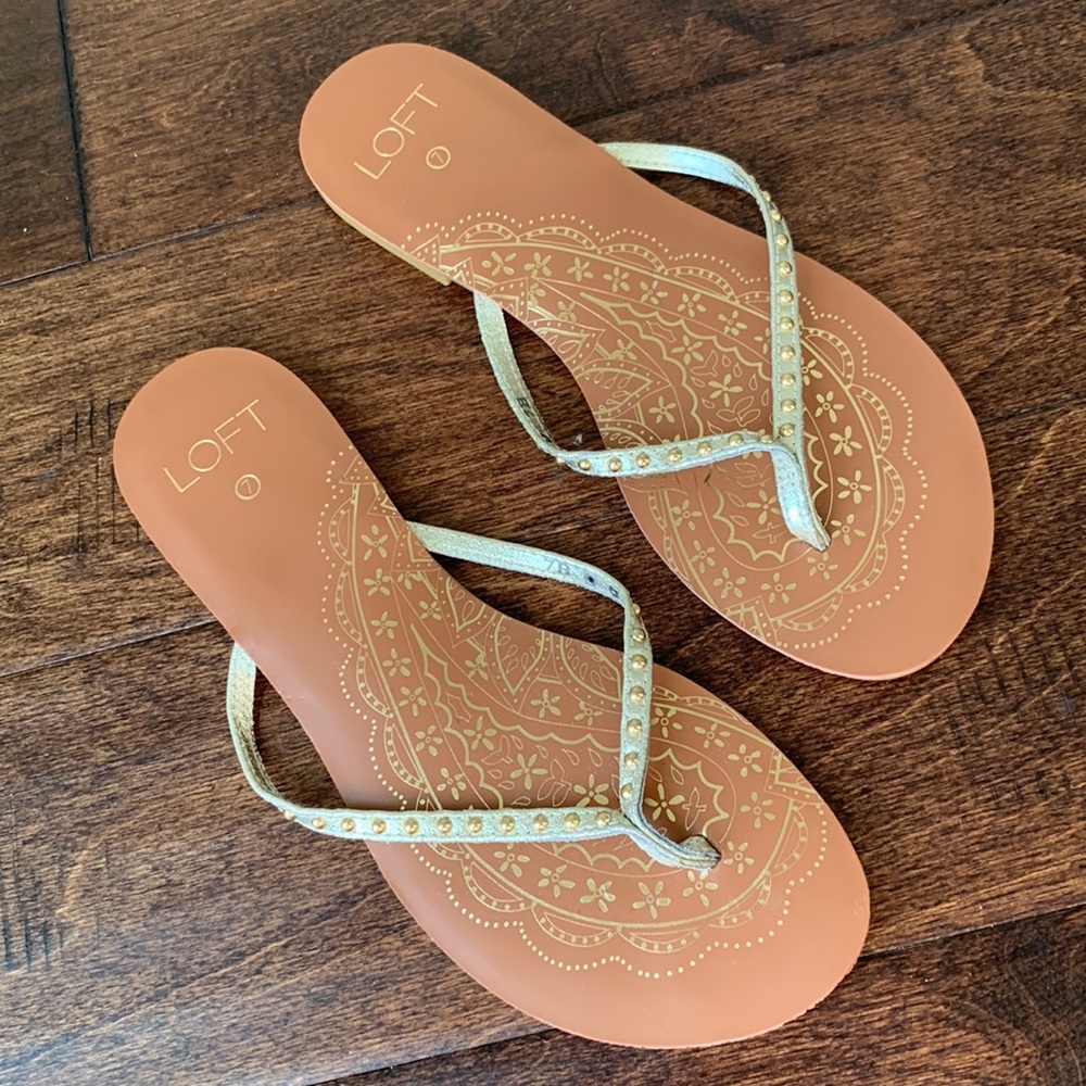 NWOT LOFT Gold Studded Thong Sandals Size 7